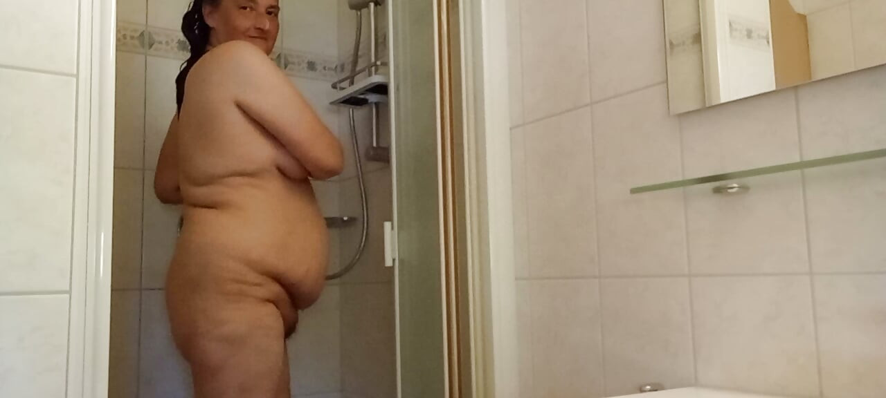 BBW belly wobbling shower mature German