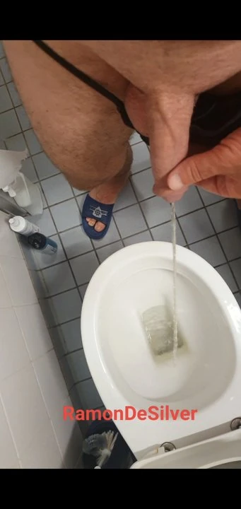拉蒙大师穿着热辣的黑色丁字裤撒尿金色香槟