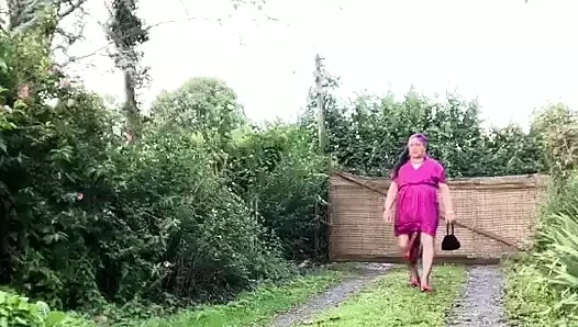Bir akşam için yeni bir fuchsia elbisesi ile kıyafetli