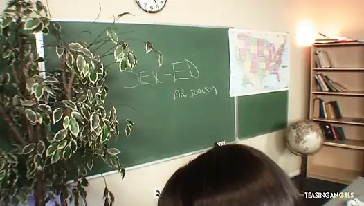 Öğretmen sınıfta esmer bir sevgilimi sikiyor