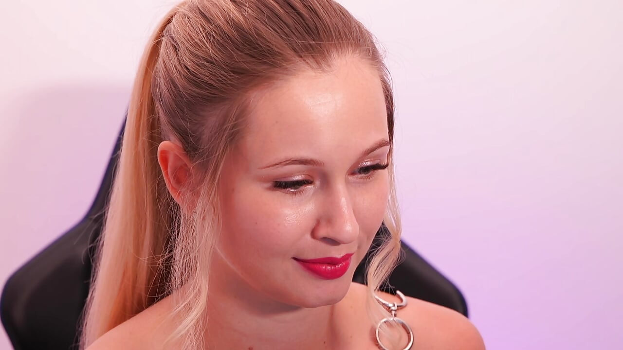 Uma beleza com batom vermelho chupa o dedo