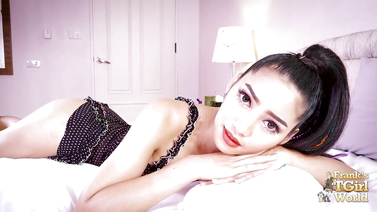 Ladyboy tại sao vuốt ve con cu của cô ấy