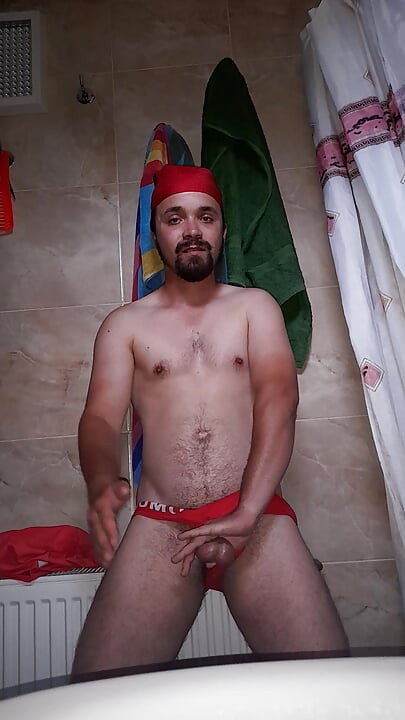 ルーマニアのゲイ男性ダエロスは、Himself.Mp4に厳しく接することで勃起する