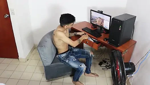 Gerçek amatör seks, yakışıklı üvey kardeşim odasına gidiyor ve penisine dokunduğunu görüyorum