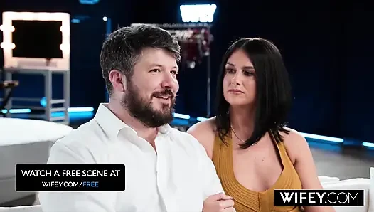 Evli kadın kocası azgın karısı Sienna Rae'nin önünde çifte sikilirken izliyor