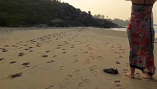 Istri pirang dewasa menikmati seks dengan stoking