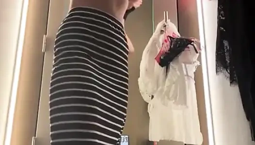 Jucielussie heiß spielt in der umkleidekabine