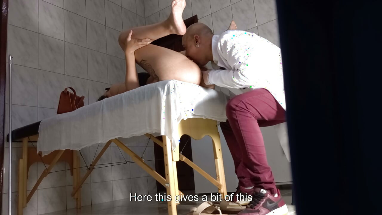 Dokter mengisi pantat pasien dengan air mani.