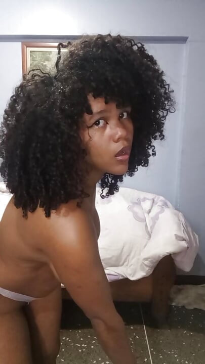 Horny twerk in a tiny thong