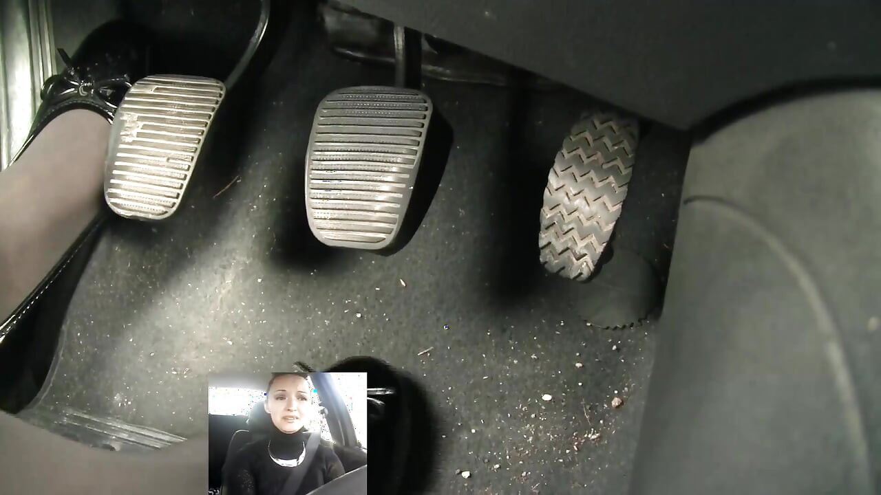 黒いパテントフラットタイヤでブレーキの叫び声が出る