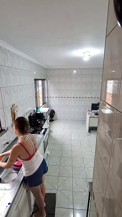 แม่บ้านถอดเสื้อผ้าและรับหน้าเป็นพิเศษ