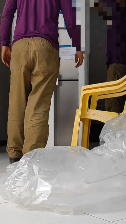 Karımdan ve üvey kızımdan teslimatçı erkekleri çıplak almalarını istiyorum, böylece onlarla seks yapabilir | Klip 1