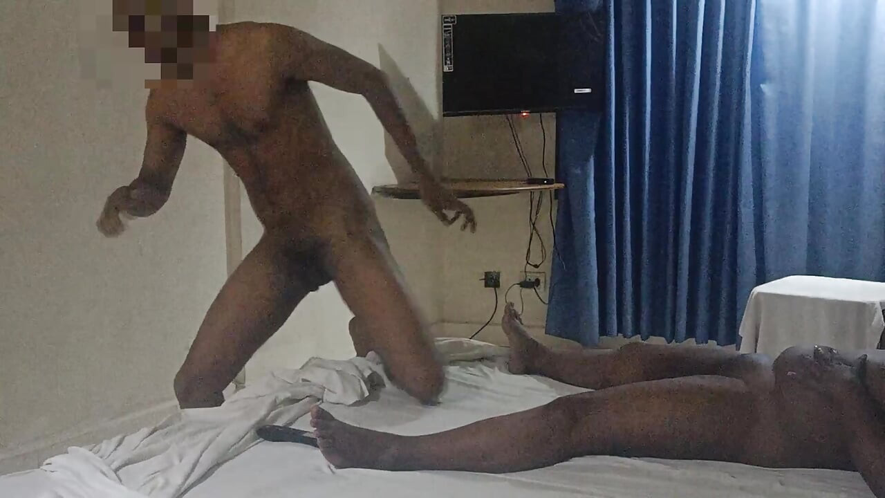 Menina indiana faz ruídos doces enquanto fode à noite