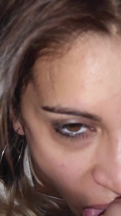 Garganta profunda debajo de las sábanas