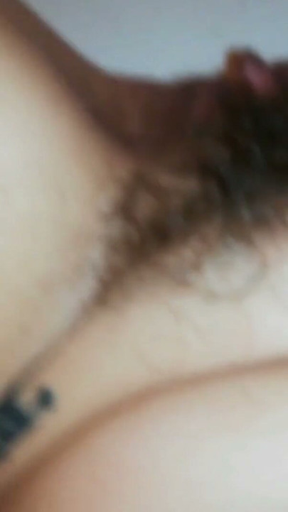 Pișare, apoi îmi rade pizda păroasă cu clitoris mare, prim-plan | Clip 3