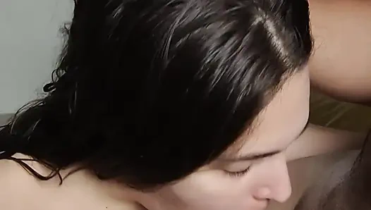 Сводная сестра сосет у меня, пока я не кончу в ее рот