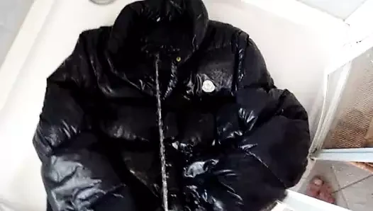 Parlak moncler aşağı ceket işemek