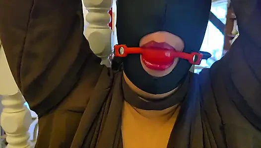 ağzı tıkalı ve yukarı dokundu