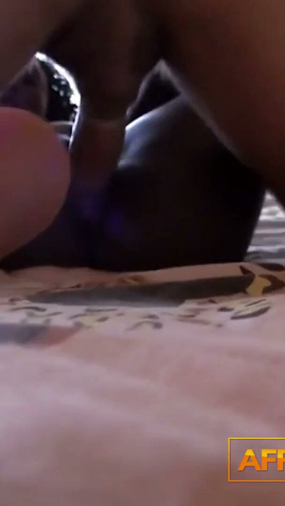 Une bombasse noire se fait baiser par un agent modèle blanc | Clip 1