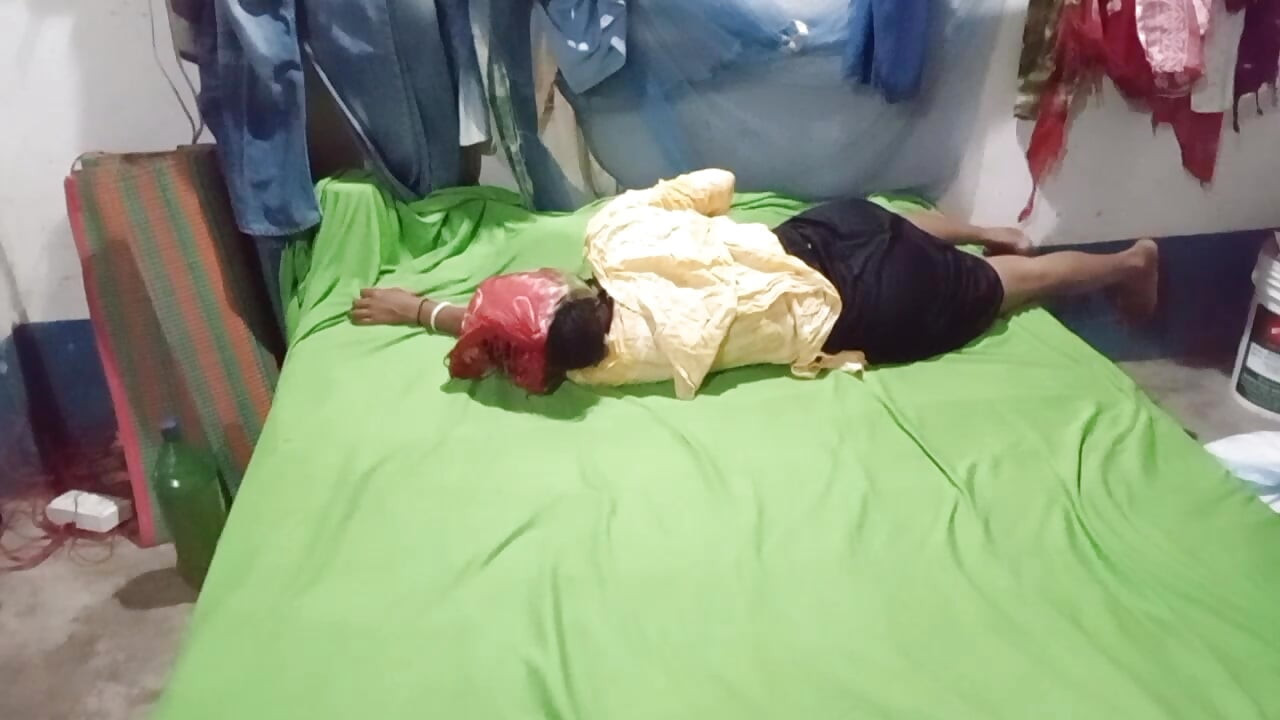 Desi Aunty k saath hot gand ki romantic video only kissing