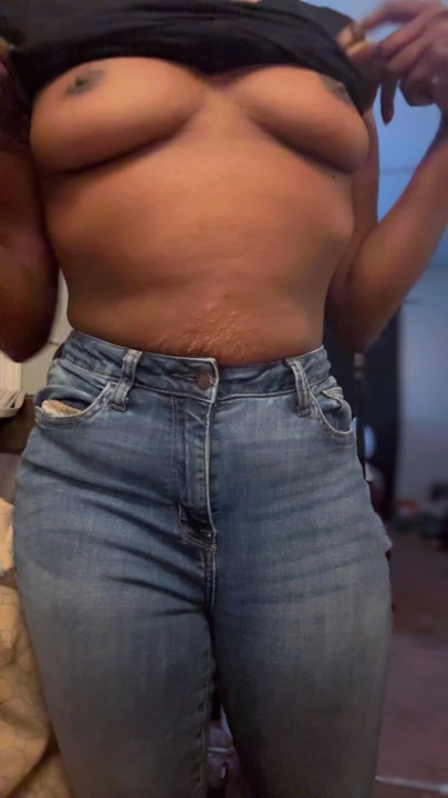 Sert meme uçları... Bütün gün üzerlerinde hissedebilmem için işe sutyen giymemeye karar verdi