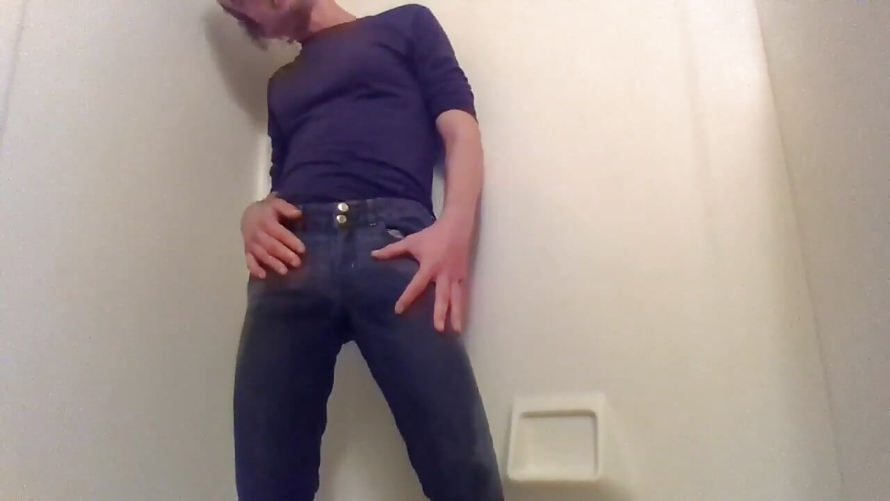 Śliczne Transgirl Pissing Dżins celowo po raz pierwszy; W pełni ubrany
