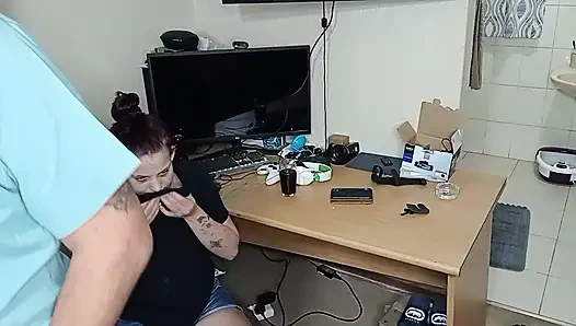 Karım arkadaşımın yarağını yiyor