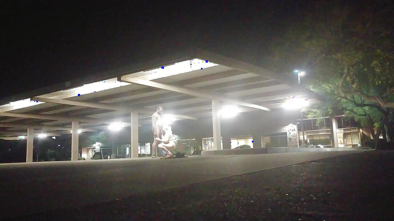 Boş bir otoparkta riskli seks!