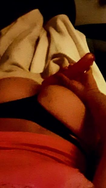 Mladý hetero muž transvestit spodní prádlo v tangách si strčí obrovské dildo hluboko do sebe
Hledá velký penis, aby jí poprvé naplnil zadek spermatem Morgane Dheutoi Belgie Charleroi
