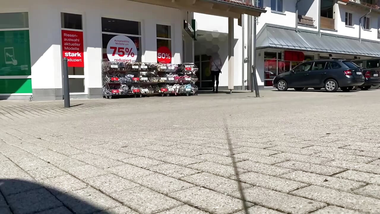 S průhlednými legíny při nakupování