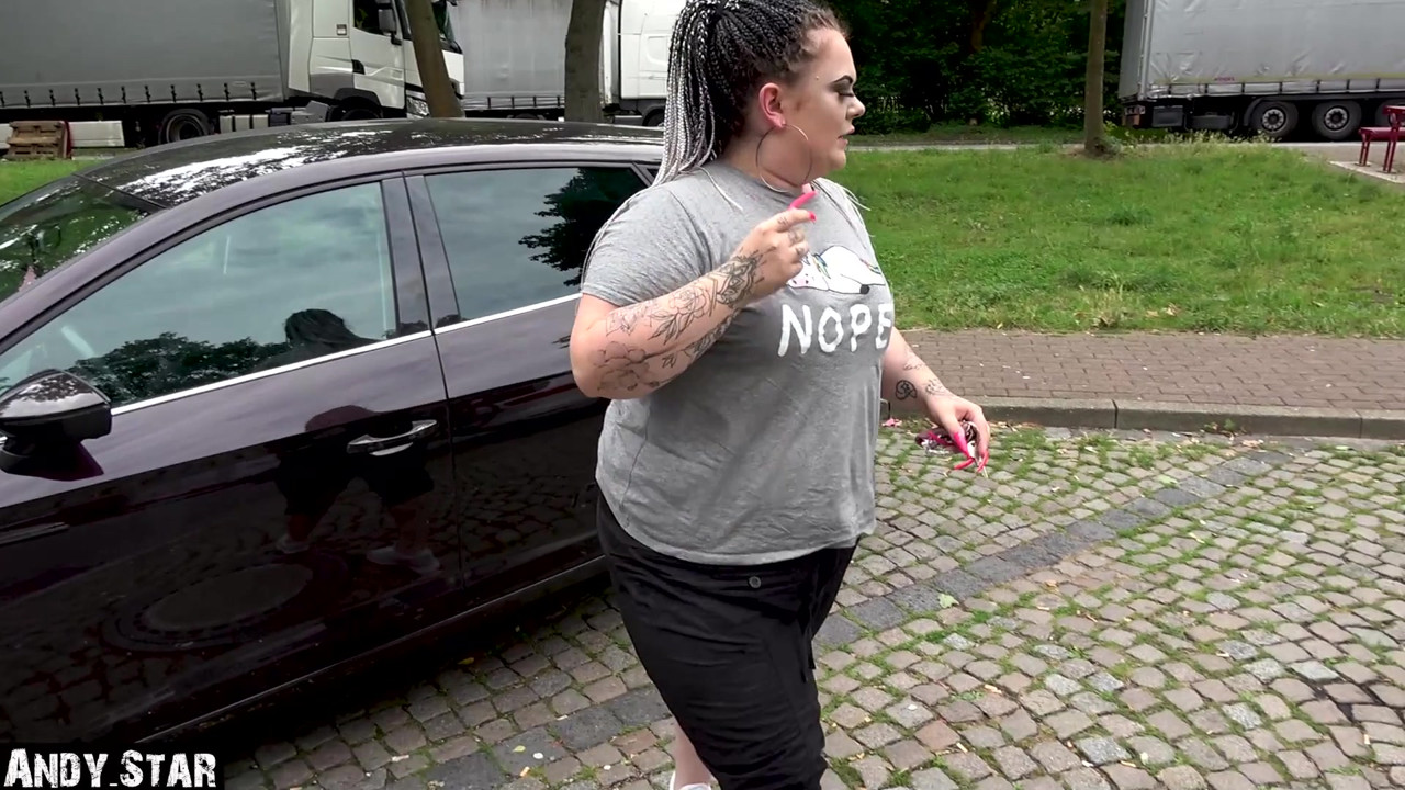 巨大なお尻の小便と中出しの後に屋外で犯されるドイツのティーン