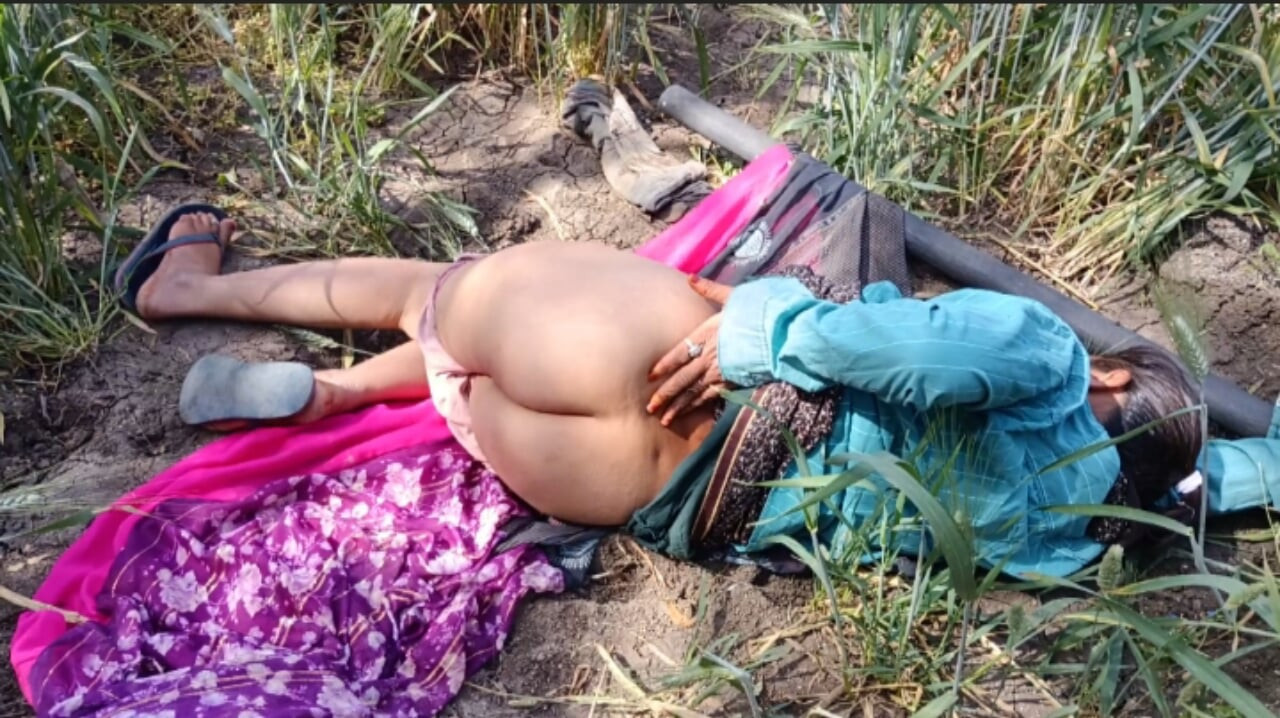 The 18-year-old young stepsister is naked in an outdoor wheat field, stripping her naked and fingering her fat ass and fucking her stepbrother.