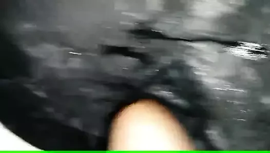 kabuklu t-shirt üzerinde precum ve boşalmak