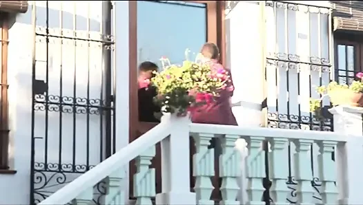 Миниатюрную французскую горничную страстно трахнули на кровати