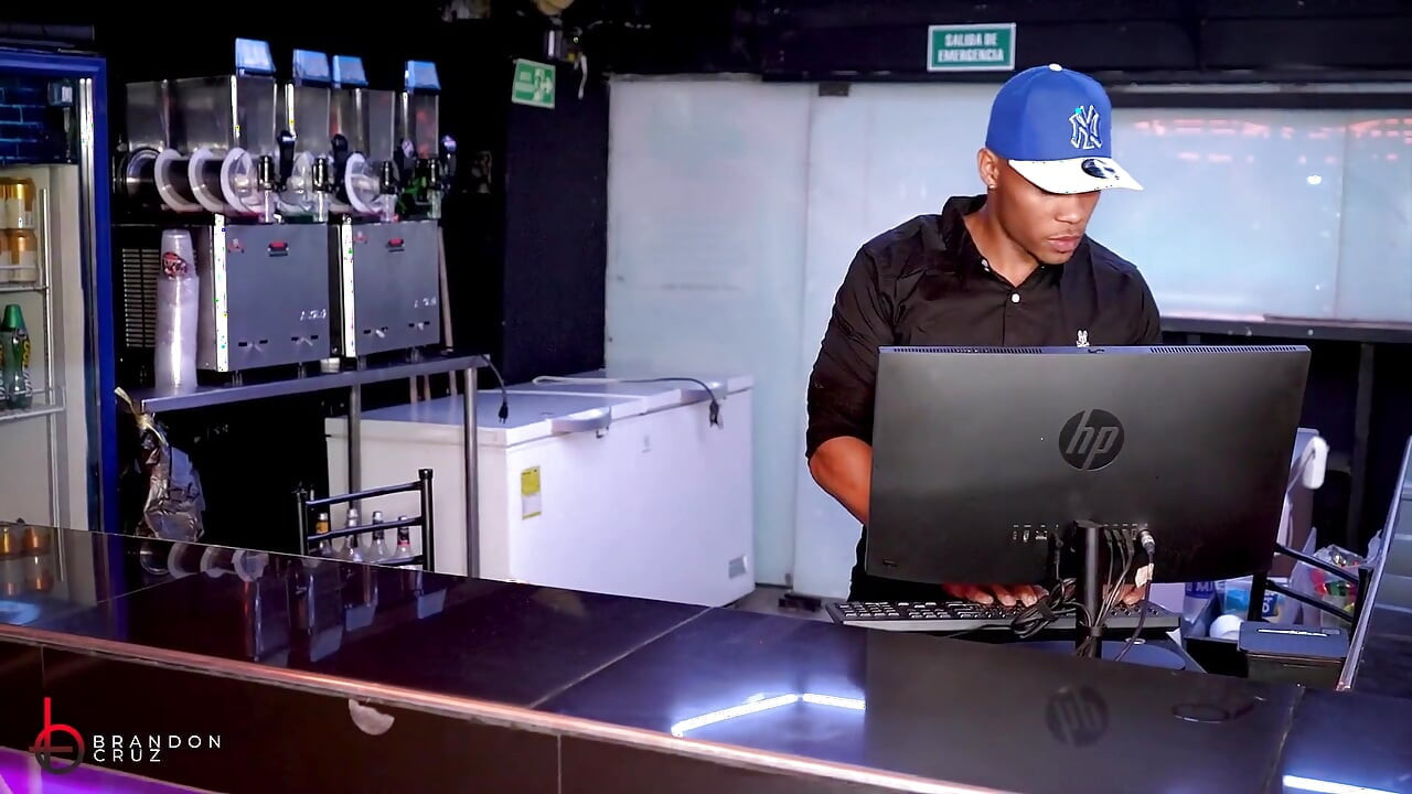 Barmanul face sex riscant la serviciu cu o fată excitată