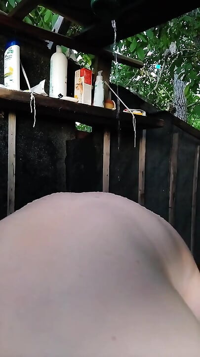 Sexy Tanya lavando ao ar livre