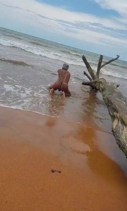 Ladysilva goală pe plajă