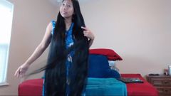 Симпатичная азиатка с длинноволосым делает стриптиз и играет с волосами