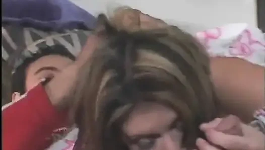 Seksi pembe etekli ateşli hatun erkek arkadaşının sikini alıyor