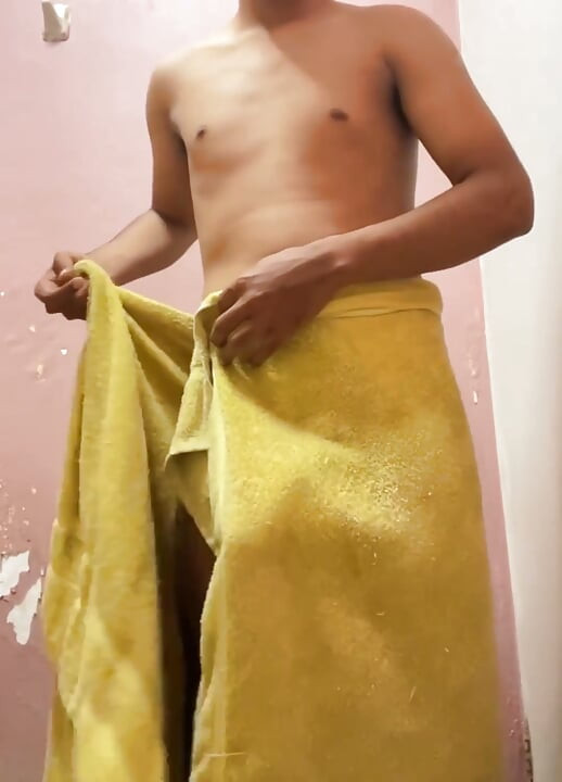 Der junge Vergon, der gleich baden will, schickt ein Video an seine Freundin
