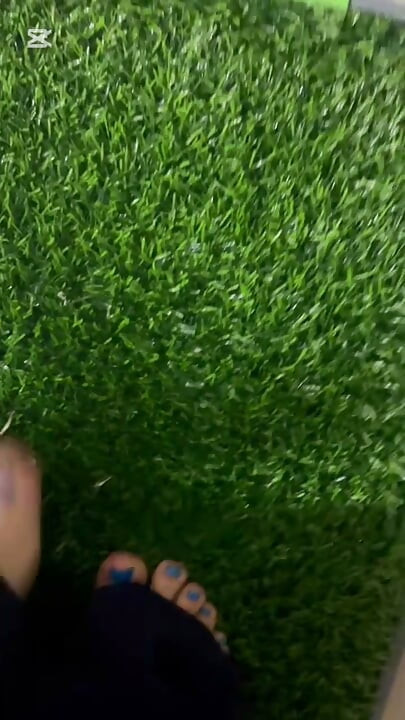 Pieds sales dans l'herbe