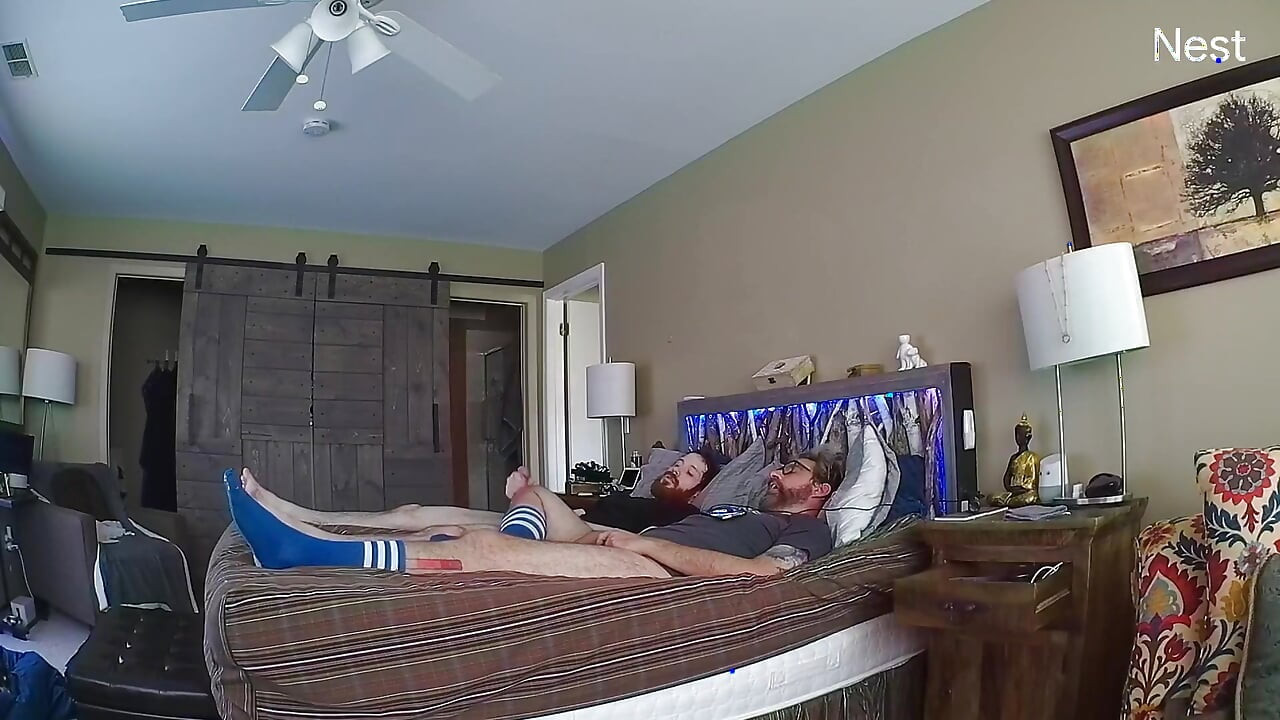 Κάνοντας και τους δυο μας να τελειώσουμε. Έσωσε νέο τηλέφωνο από χύσιμο.