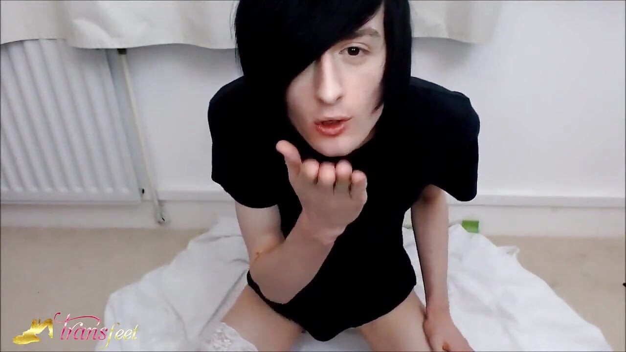 Trans Danny masturbuje