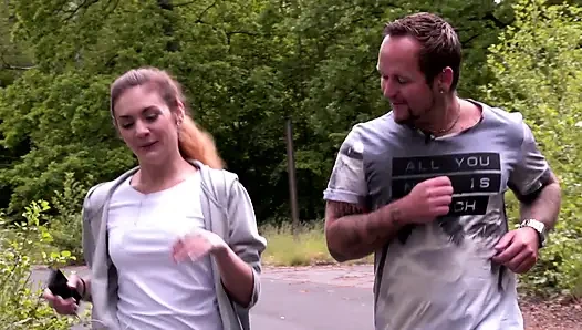 Cewek seksi rambut cokelat dengan pantat bahenol lagi asik ngentot memeknya yang lebar di luar ruangan