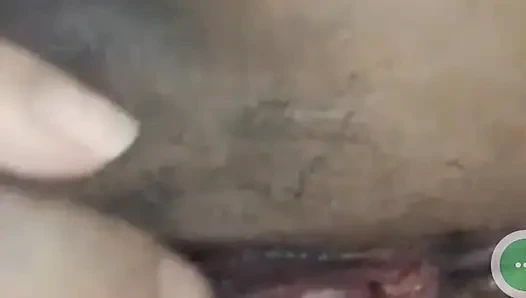 Yakın çekim ıslak amcığını oynuyor