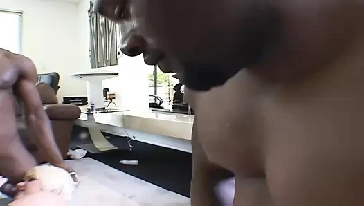 Claudia Downs dan Mr. Marcus satu sama lain