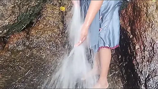Yüzmek için dağın tepesine gitti...
