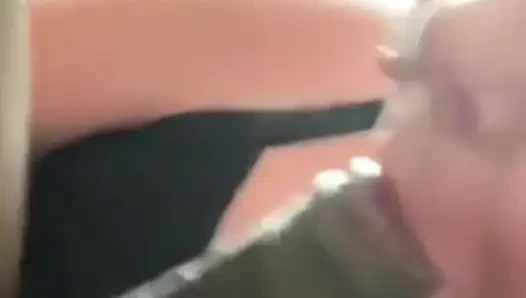Pantat bahenol cewek ini dientot habis-habisan sama kontol raksasa pria kulit hitam sampai dia mengerang keenakan