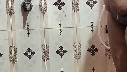 Hintli mallu kız banyo yapıyor ve daha sıkı sikişmeye ihtiyacı var