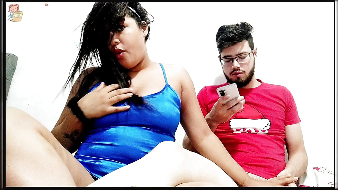 18-letnia brunetka duże sflaczałe cycki z Nowego Jorku Stanów Zjednoczonych ruchają butelkę wielkiego penisa swojego przyrodniego brata